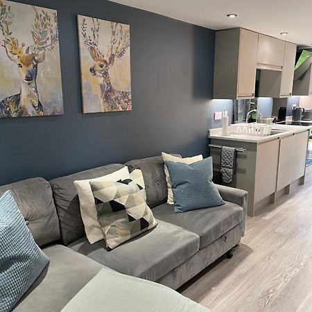 One Bedroom Apartment, Driveway, Bracknell Centre Экстерьер фото