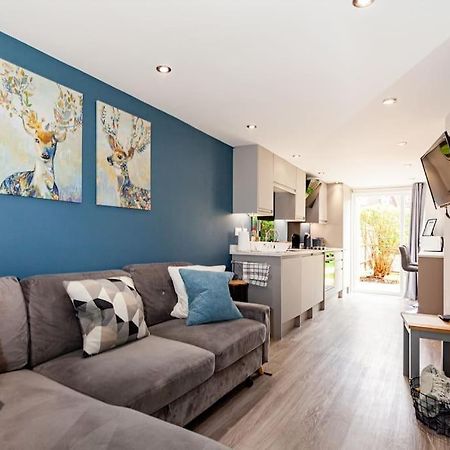 One Bedroom Apartment, Driveway, Bracknell Centre Экстерьер фото