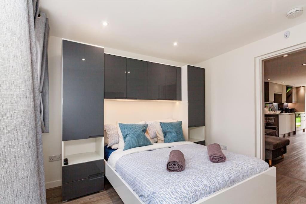 One Bedroom Apartment, Driveway, Bracknell Centre Экстерьер фото