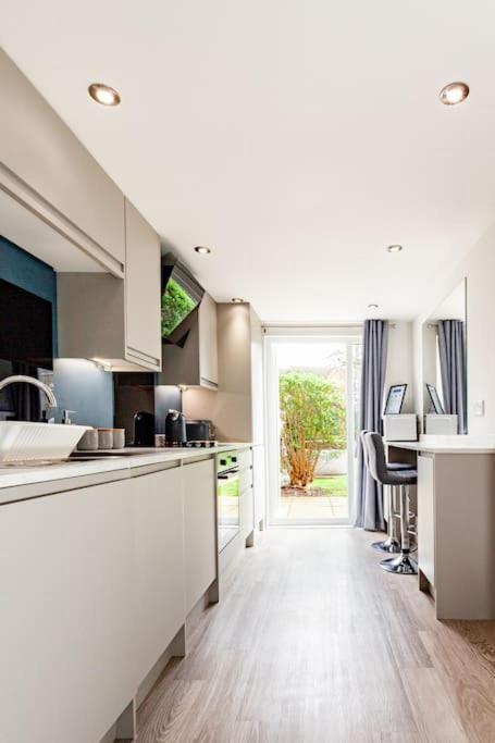 One Bedroom Apartment, Driveway, Bracknell Centre Экстерьер фото