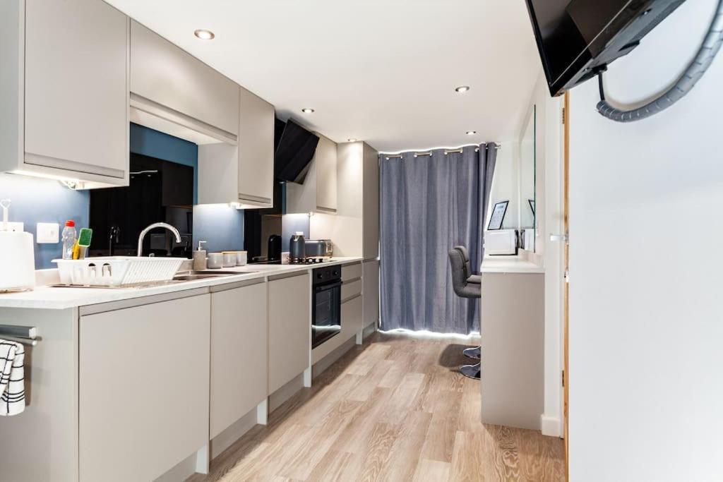 One Bedroom Apartment, Driveway, Bracknell Centre Экстерьер фото