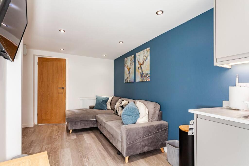 One Bedroom Apartment, Driveway, Bracknell Centre Экстерьер фото