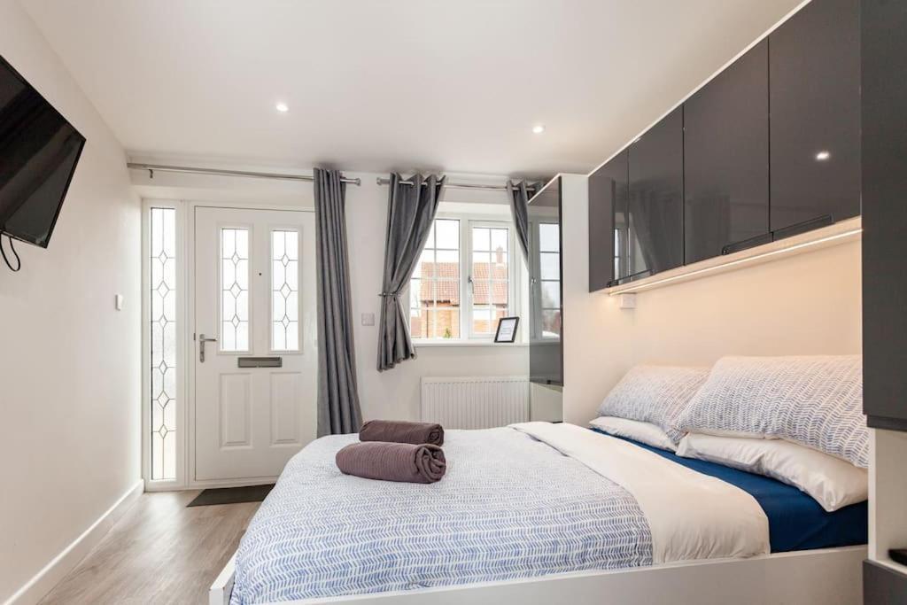 One Bedroom Apartment, Driveway, Bracknell Centre Экстерьер фото