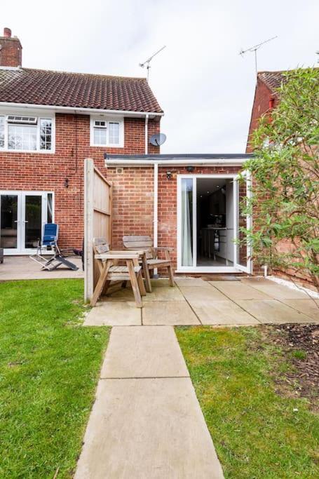 One Bedroom Apartment, Driveway, Bracknell Centre Экстерьер фото